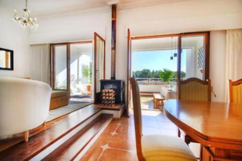 een woonkamer met een tafel en een open haard bij Villa los Dragos in Santa Ponsa
