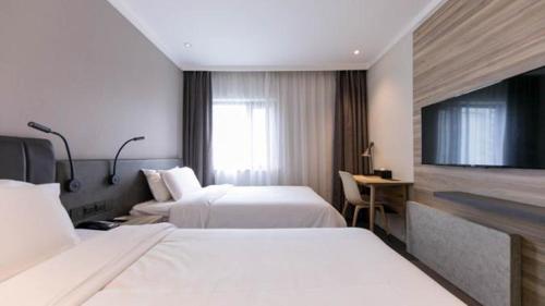 Un pat sau paturi într-o cameră la Hanting Premium Hotel Shanghai Puqingcheng Zhongxi Road