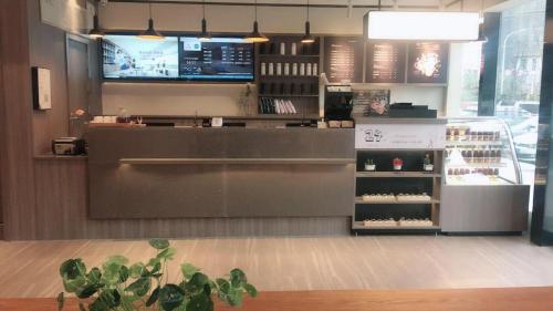 a store with a counter in a store with a counter sidx sidx sidx at Hanting Hotel Wuhan Shumin Zhijia in Jiang'an