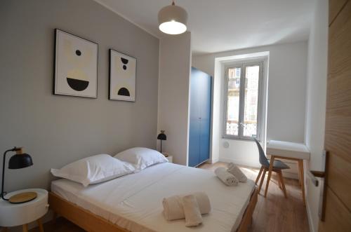 une chambre avec un lit, un bureau et une fenêtre dans l'établissement NAPOLEON - Superbe appartement 2 chambres au cœur du Port de Nice, à Nice