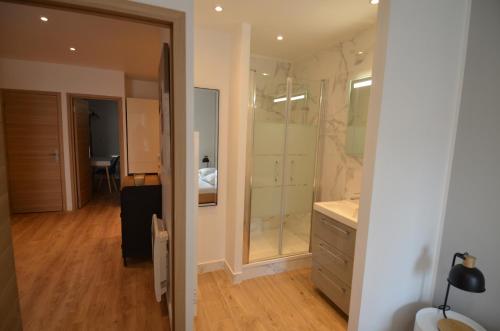 La salle de bains est pourvue d'une douche à l'italienne et d'un dressing. dans l'établissement NAPOLEON - Superbe appartement 2 chambres au cœur du Port de Nice, à Nice