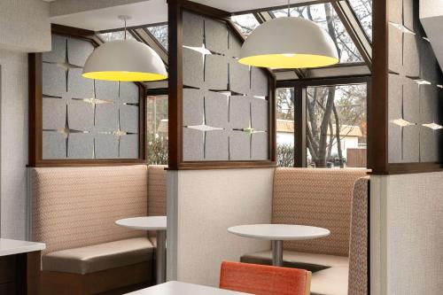 un restaurante con 2 mesas y 2 ventanas en Hampton Inn Fairfax City en Fairfax
