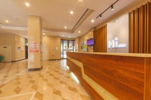 Lobbyen eller receptionen på Hi Inn Suzhou Park North