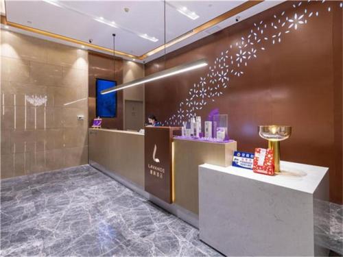 un mostrador de belleza en el vestíbulo del hotel con estrellas en la pared en Lavande Hotel Beijing Shunyi Shimen Metro Station, en Shunyi