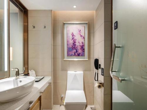 A bathroom at Lavande Hotel Sanya Hexi Road Duty Free Shopping Mall