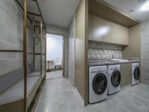 a laundry room with a washer and dryer at Lavande Hotel Shiyan Zhangwan District Qingnian Square in Shiyan