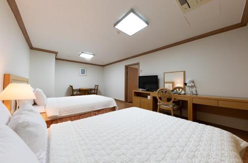 Postel nebo postele na pokoji v ubytování Juwang Mt Oncheon Tourist Hotel