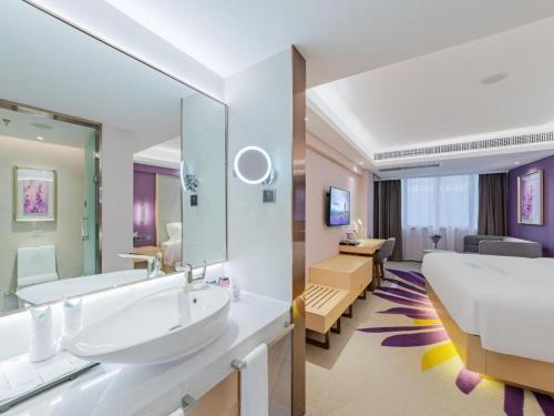 Baño de hotel con 2 lavabos y 1 cama grande en Lavande Hotel Shenzhen Bay Houhai Avenue en Shenzhen