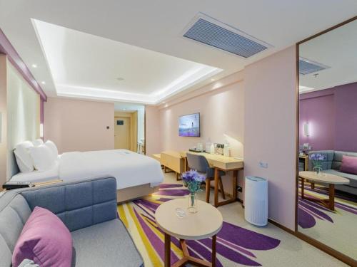 um quarto de hotel com uma cama e uma sala de estar em Lavande Hotel Shenzhen Bay Houhai Avenue em Shenzhen