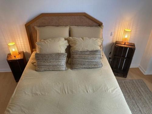 a white bed with two night stands and two lamps at Superbe T3 dans le quartier historique de Marmande in Marmande