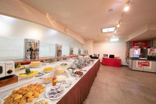 een buffet lijn met veel verschillende soorten eten bij Main Hotel in Miyakonojo
