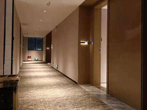 un corridoio vuoto di un edificio con una lunga notte di Green Tree Inn Express Xizang Changdu Mangkang County a Markam