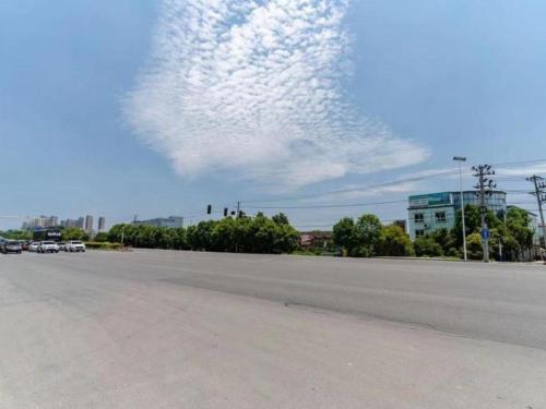 eine leere Straße mit Wolken am Himmel in der Unterkunft Green Tree Inn Express Hefei Changjiang Xi Road Anhui Medical University School of Clinical Medicine in Jinggangpu