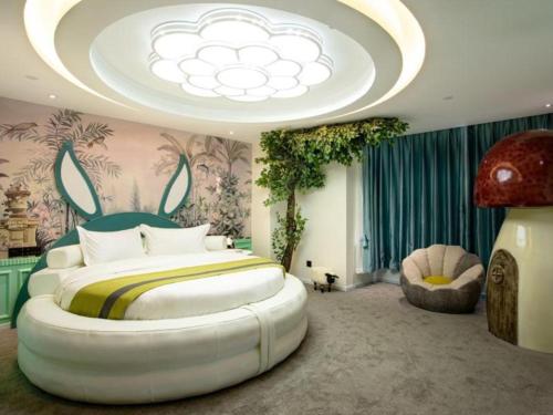 a bedroom with a large bed with a large ceiling at Green Tree Inn Hebei Cangzhou Hejian Middle Shijing Road in Xiguan