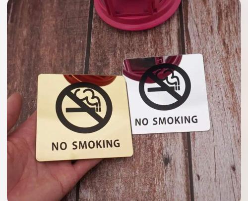 dois sinais para não fumadores sentados numa mesa de madeira em Fantastic Place Studio em Apatin