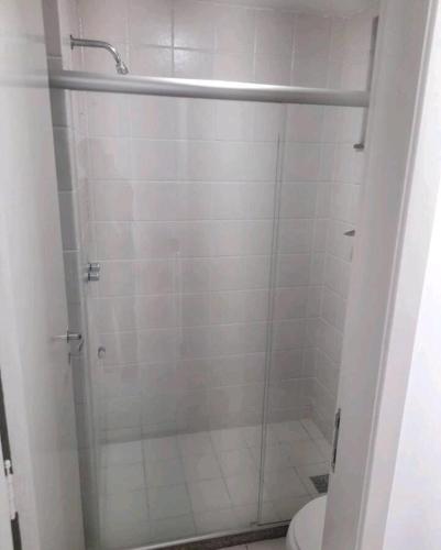 a shower with a glass door in a bathroom at Flat centro - Via Park in Campos dos Goytacazes