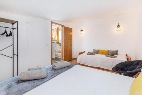 Un pat sau paturi într-o cameră la Casa da Avó - City Center - Topfloor 360 view apartment