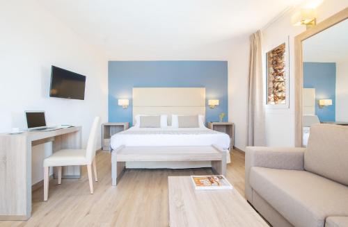 Un ou plusieurs lits dans un hébergement de l'établissement Hotel Menorca Binibeca - Adults Recommended - by Pierre & Vacances Premium