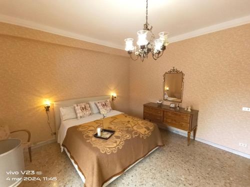 Schlafzimmer mit einem Bett, einer Kommode und einem Spiegel in der Unterkunft Luisetta in Massafra