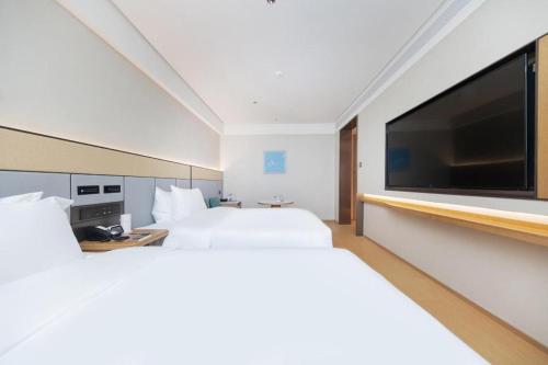 Ένα ή περισσότερα κρεβάτια σε δωμάτιο στο JI Hotel Weihai Liugong Island Tourism Pier