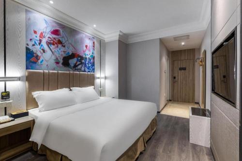 Кровать или кровати в номере Hanting Hotel Xiamen Zhongshan Road Ferry