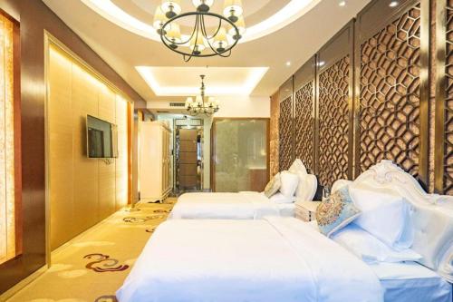 سرير أو أسرّة في غرفة في Starway Hotel Urumqi Nanhu Plaza