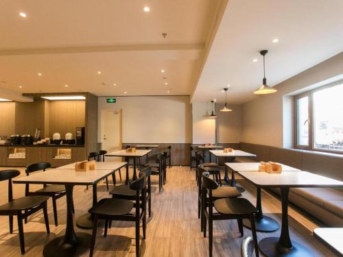 Ein Restaurant oder anderes Speiselokal in der Unterkunft Hanting Hotel Hailar Zhongxue Street Juran's Home 