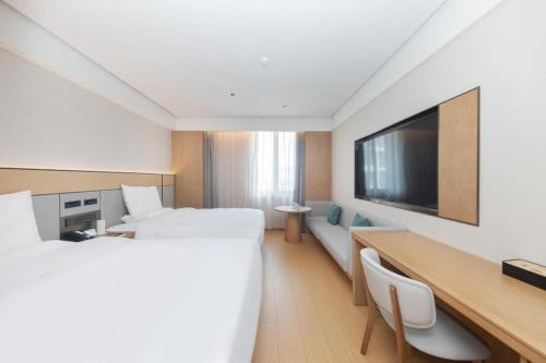 سرير أو أسرّة في غرفة في JI Hotel Lianyungang Yinzhou Road