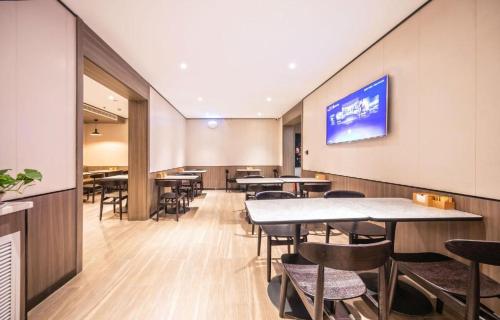 Hanting Hotel Tianjin Chenglindao Metro Station tesisinde bir restoran veya yemek mekanı