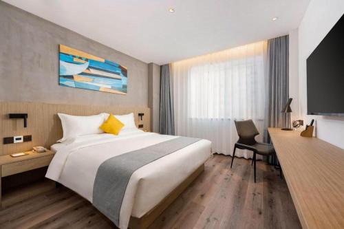 Llit o llits en una habitació de Starway Hotel Shenyang Tiexi Dream Factory