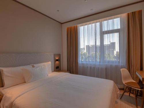 Hanting Hotel Beijing Huangcun West Street Metro Station tesisinde bir odada yatak veya yataklar