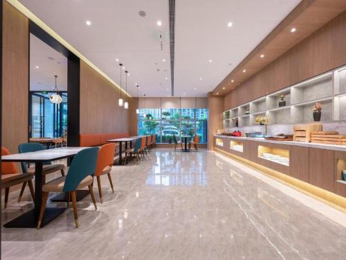 Um restaurante ou outro lugar para comer em Hanting Hotel Jinan West Station Zhanqian Square