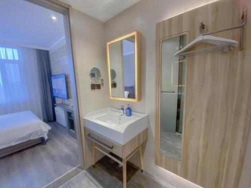 Kúpeľňa v ubytovaní Hanting Hotel Tianjin Binhai Airport Economic Zone Metro Station