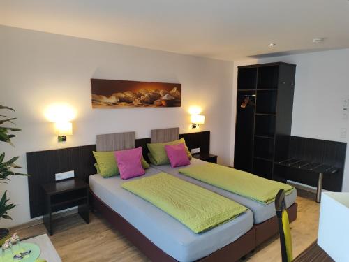 Säng eller sängar i ett rum på Hotel Gästehaus Stock Zimmer Brotkörble
