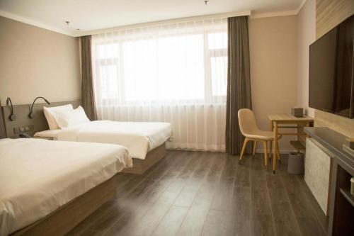Una cama o camas en una habitación de Hanting Premium Hotel Dandong Pedestrian Street