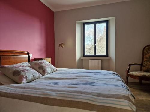 - une chambre avec un lit, une fenêtre et une chaise dans l'établissement La Maison de famille, à Le Nayrac