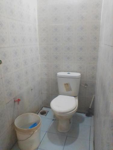 ein Badezimmer mit einem WC und einem Eimer in der Unterkunft Mvumoni house in Kidogo Basi