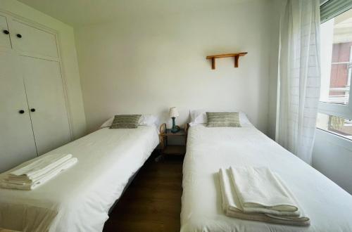Een bed of bedden in een kamer bij Apartamentos Garbí Suances