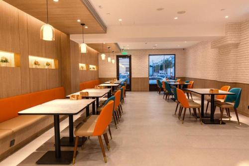 Um restaurante ou outro lugar para comer em Hanting Hotel Beijing Headquarters Base World Park South Branch