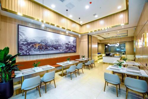 Um restaurante ou outro lugar para comer em Starway Hotel Zhuzhou Lushan Road Spring Impressions