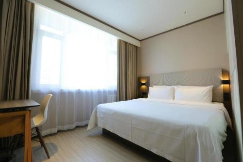 Un ou plusieurs lits dans un hébergement de l'établissement Hanting Hotel Jinzhou West Passenger Terminal