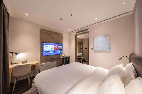 Giường trong phòng chung tại Hanting Hotel Tianjin Dongli Development Zone Management Committee
