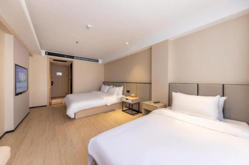 Un ou plusieurs lits dans un hébergement de l'établissement Starway Hotel Lanzhou West Passenger Station North Square