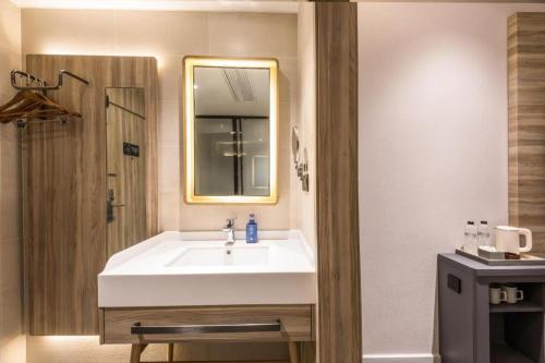 Phòng tắm tại Hanting Premium Hotel Lianyungang Railway Station