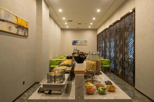 Ein Restaurant oder anderes Speiselokal in der Unterkunft Starway Hotel Zhangye West Station 
