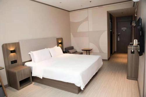 Łóżko lub łóżka w pokoju w obiekcie Hanting Hotel Dongying Kenli Yong'an Airport