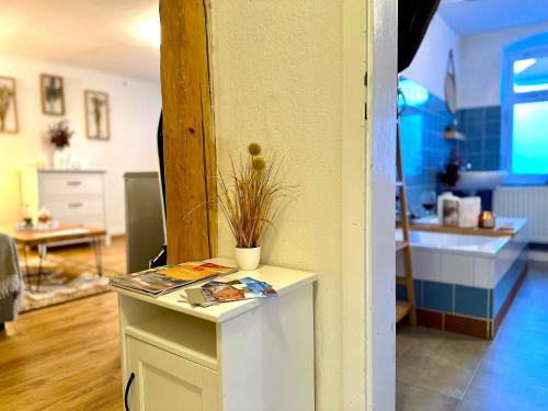 a room with a table with a plant on it at Bergling Apartment im Zentrum • Netflix • Festungsblick • Obst und Wein • in Königstein an der Elbe