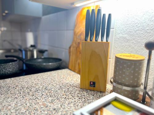 a knife block sitting on top of a kitchen counter at Bergling Apartment im Zentrum • Netflix • Festungsblick • Obst und Wein • in Königstein an der Elbe