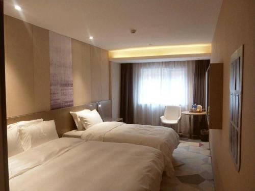 Łóżko lub łóżka w pokoju w obiekcie Hanting Premium Hotel Beijing Jiuxianqiao Chaoyang Station