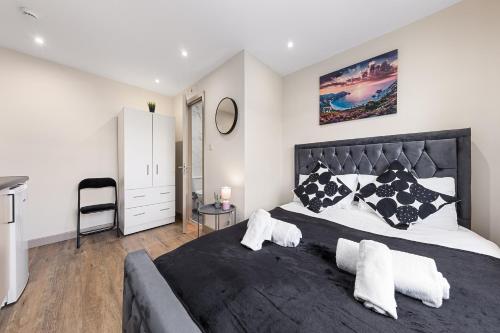 En eller flere senge i et værelse på Charming Serviced Ensuite Modern Studio - Sleeps 2 - Near Wembley Stadium - Good Transport Link to Central London - Harrow HA3